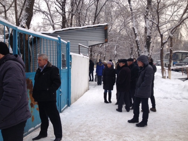 Люди у центрального городского морга Алматы. Фото Tengrinews.kz