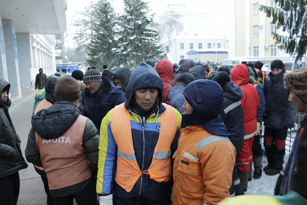 Около ста сотрудников уральского ДЭП вышли на стихийный митинг. Фото Петра Троценко, газета "Мой ГОРОД"