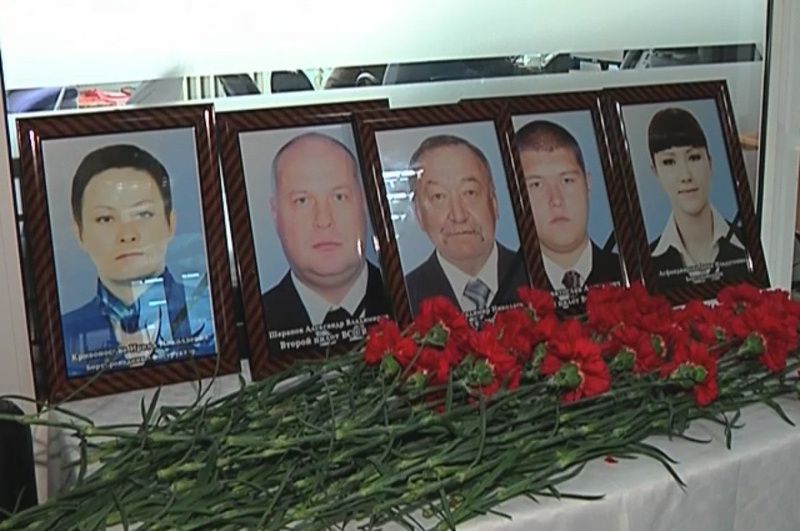 В шымкентском аэропорту коллеги членов экипажа разбившегося самолета почтили память погибших. Фото ©Tengrinews