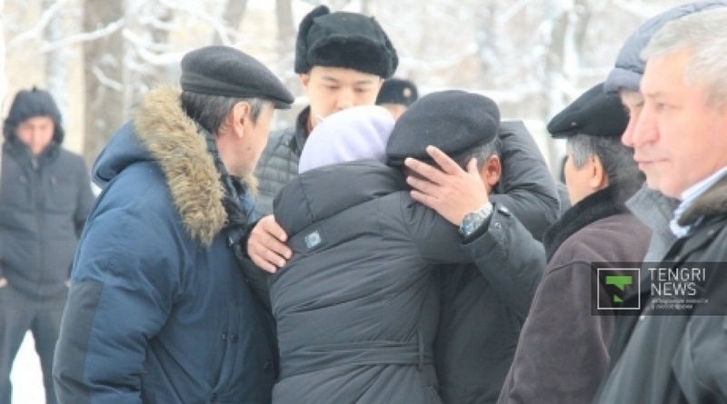 Родственники погибших в авиакатастрофе под Алматы. Фото ©Роза Есенкулова