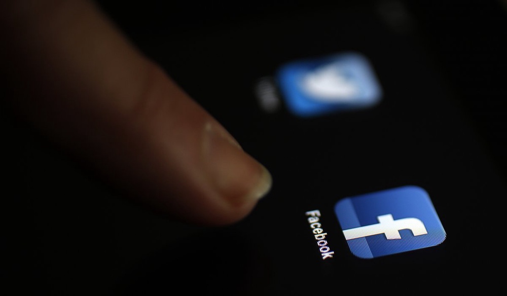 Иконка приложения Facebook на экране планшетного компьютера. Фото REUTERS/Stoyan Nenov ©