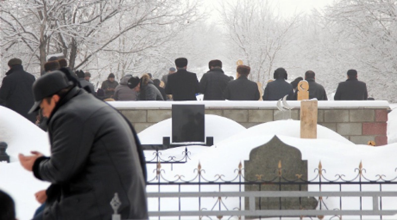 Похороны погибшей при крушении CRJ-200 семьи с ребенком в Алматы. Фото Tengrinews©