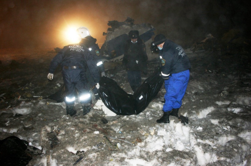Сотрудники МЧС Казахстана работают на месте катастрофы самолета CRJ-200