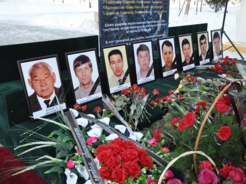 В Кокшетау попрощались с погибшими в авиакатастрофе под Алматы. Фото ©<a href="http://www.bnews.kz" target="_blank">bnews.kz</a>