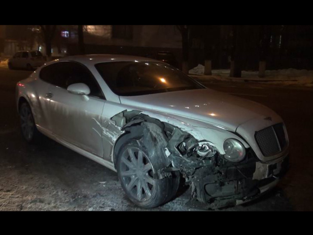 Bentley Continental совершил ДТП в центре Алматы. Фото Today.kz