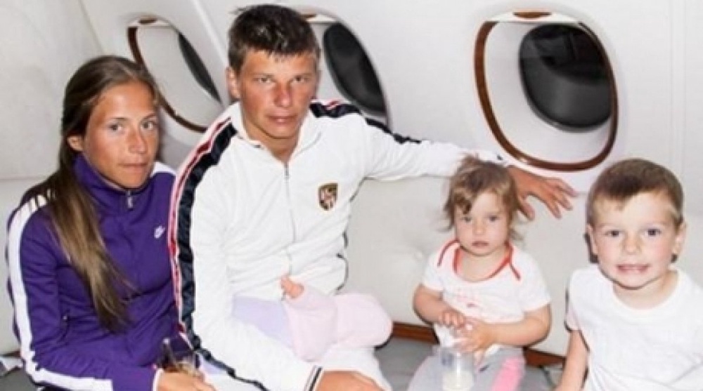 Андрей Аршавин с супругой Юлей и детьми. Фото с сайта sovsport.ru