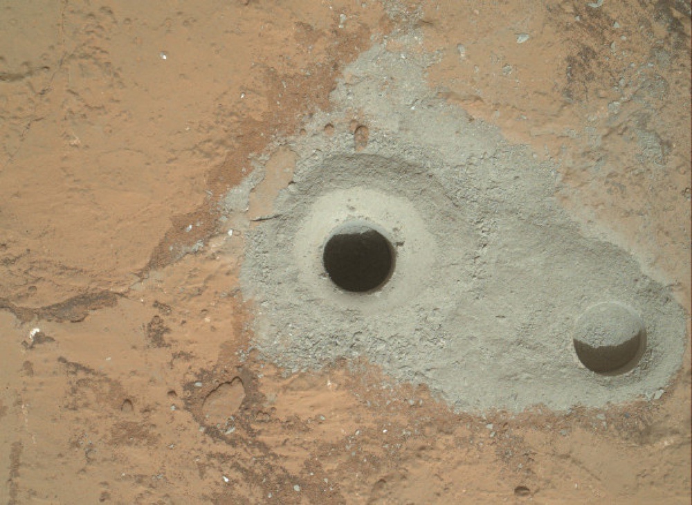 Пробуренная марсоходом скважина. Фото НАСА