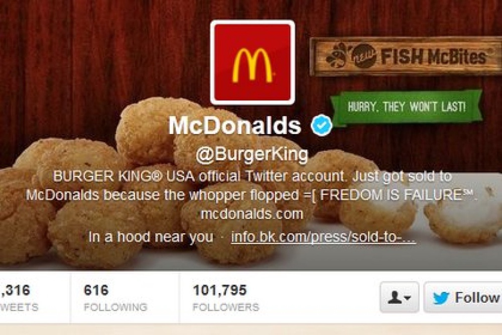 Логотип Burger King в Twitter был заменен на логотип его конкурента - корпорации McDonald's.