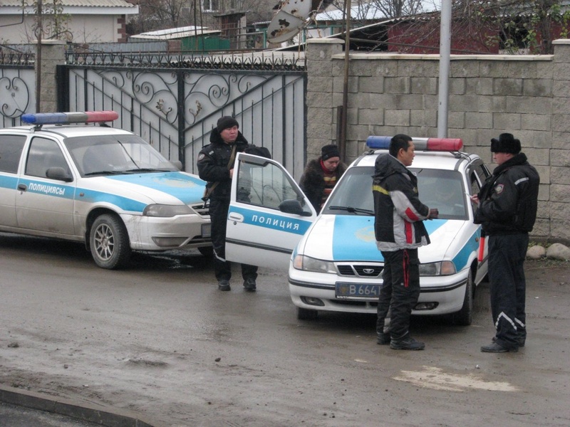 Сотрудники полиции на месте проведения спецоперации. Фото ©tengrinews.kz