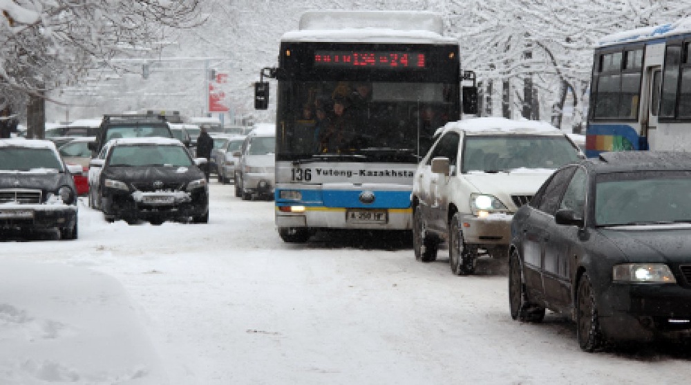 Снег в Алматы. Фото ©Ярослав Радловский