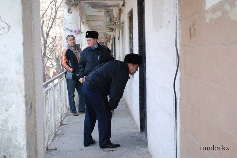 Проститутки не открыли дверь даже  полицейским. Фото tumba.kz