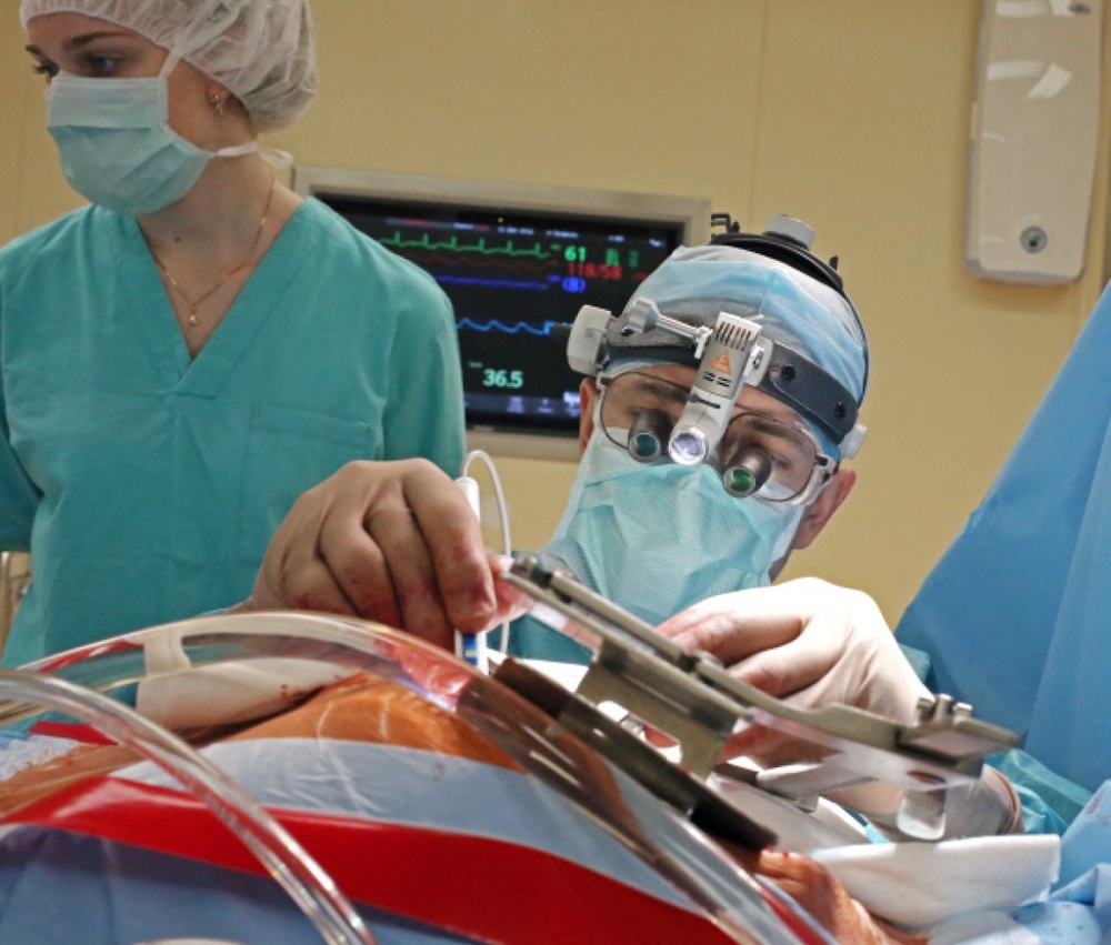Хирурги проводят операцию на сердце. Фото ©РИА Новости