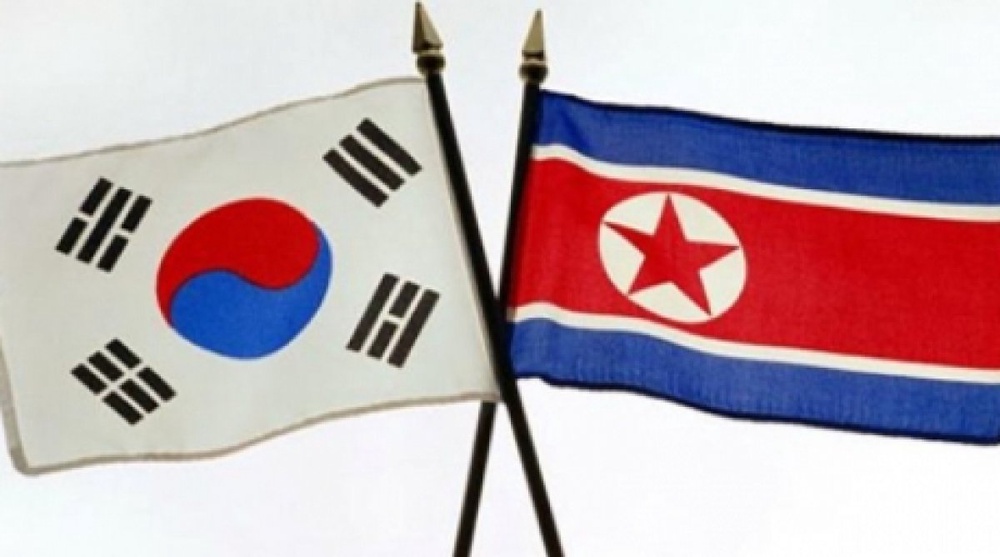 Флаги Южной Кореи (слева) и КНДР. Фото из архива Tengrinews.kz