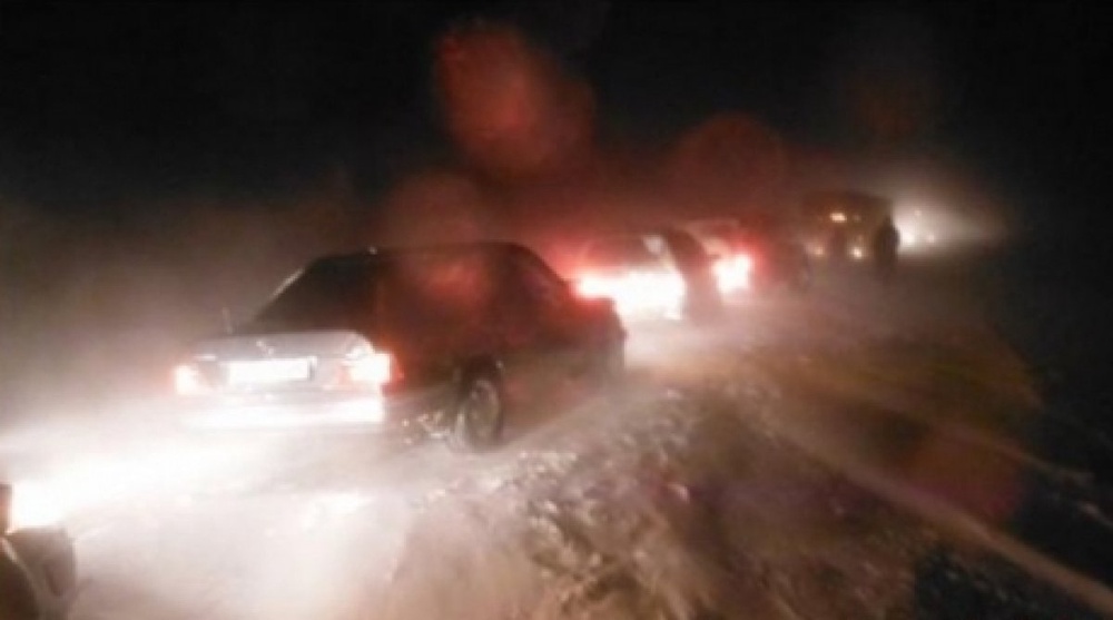  Сотни авто попали в снежный плен на трассе близ Астаны. Фото lenta.kz