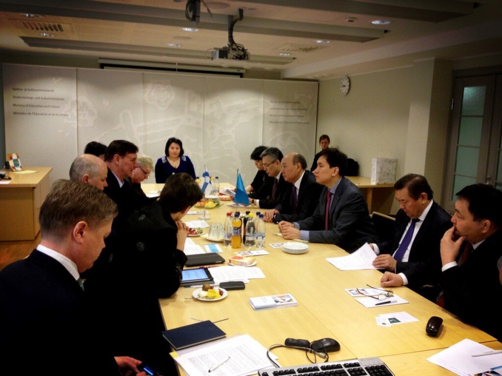 Рабочая встреча министров образования Казахстана и Финляндии. Фото из твиттера Асета Абдуалиева. 