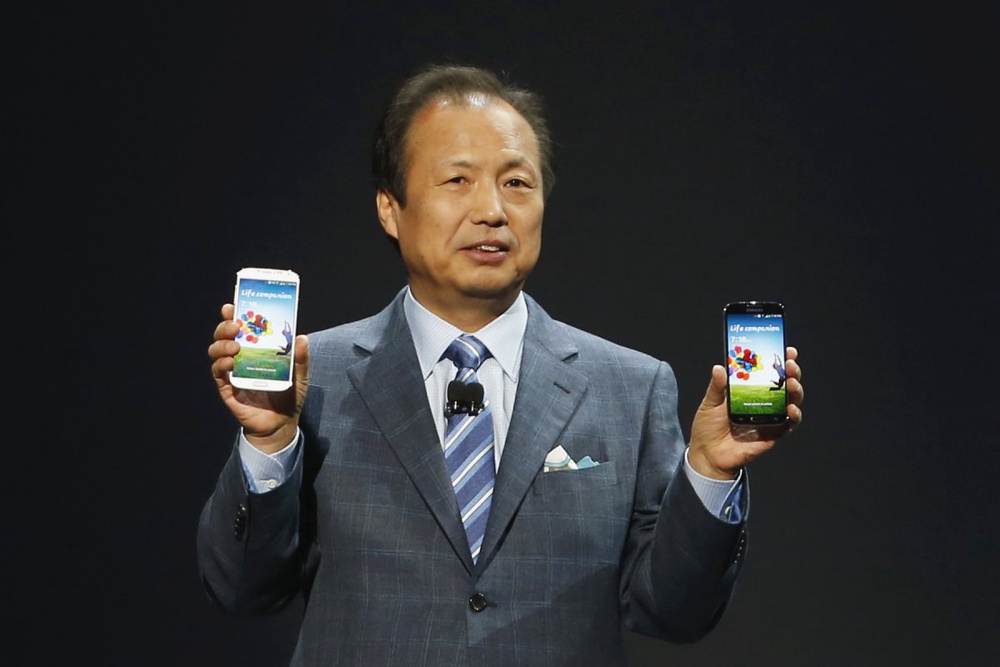 Глава мобильного подразделения Samsung Джей Кей Шин с новым Galaxy S4. Фото REUTERS/Adrees Latif©