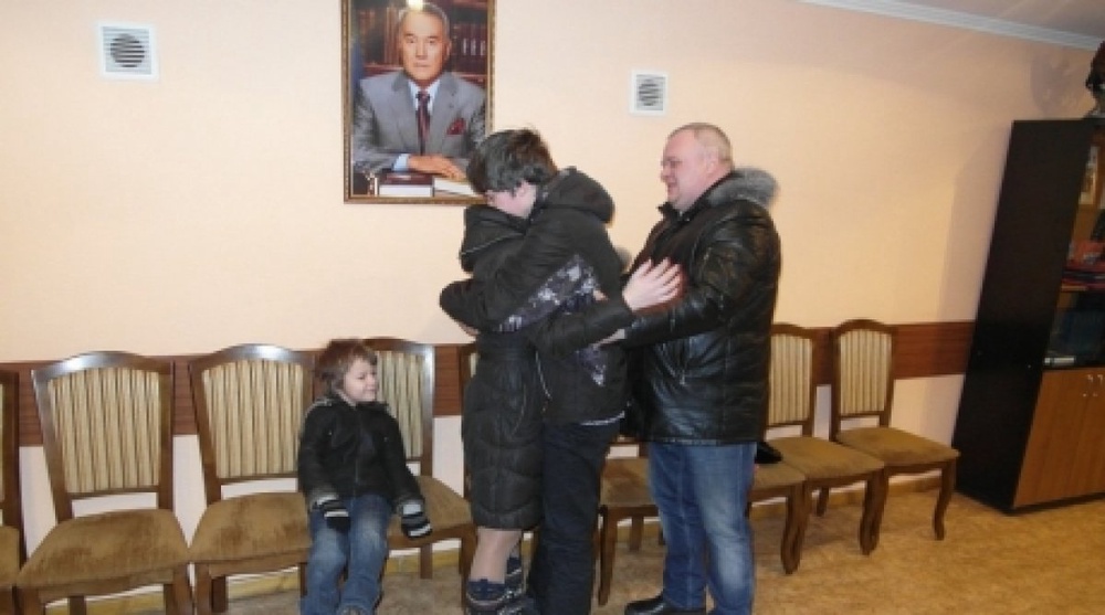 17 марта Сергей Семенченя был передан родителям. Фото ©Пресс-служба ДВД СКО