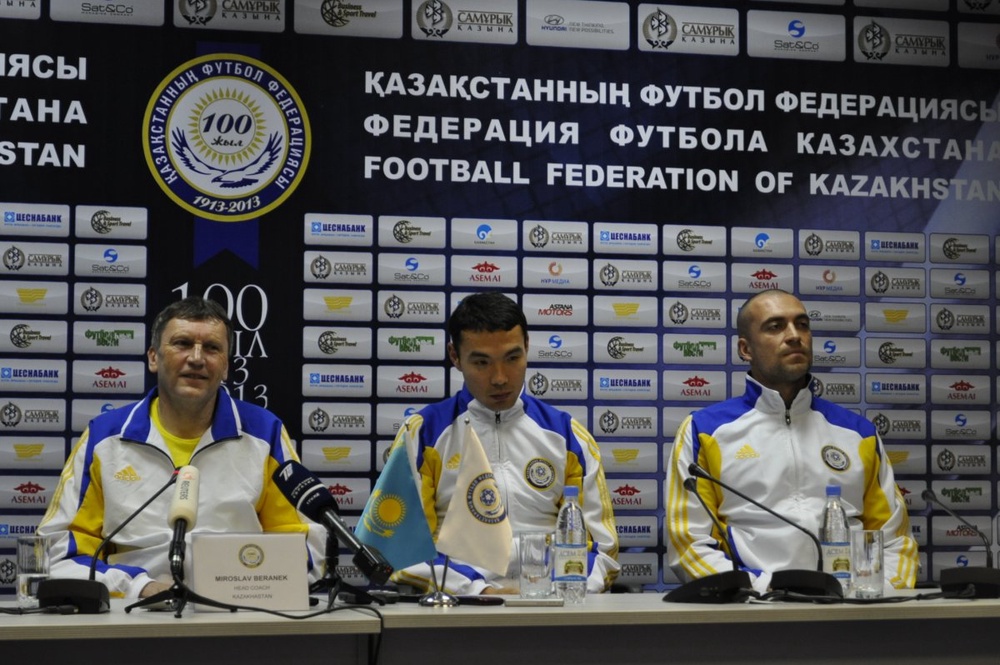 Кайрат Нурдаулетов (в центре) на предматчевой пресс-конференции. Фото yvision.kz