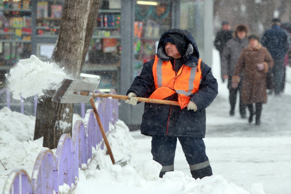 Дворник убирает снег. Фото РИА Новости©