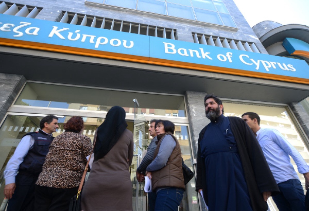 Жители Никосии у отделения одного из кипрских банков. Фото РИА Новости©