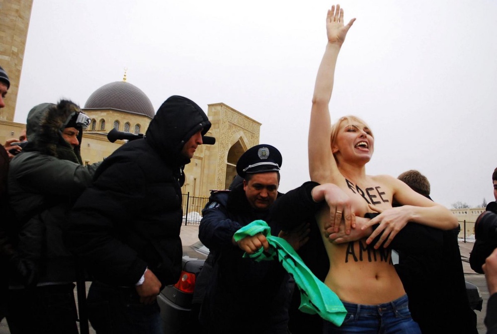 Участницы акции протеста в Киеве, Украина. Фото из официальной группы FEMEN в социальной сети facebook.com