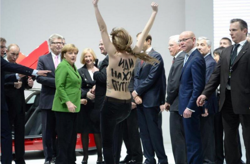 Реакция Владимир Путина на акцию активисток Femen на ярмарке в Ганновере. Фото из официальной группы движения в социальной сети Facebook.com
