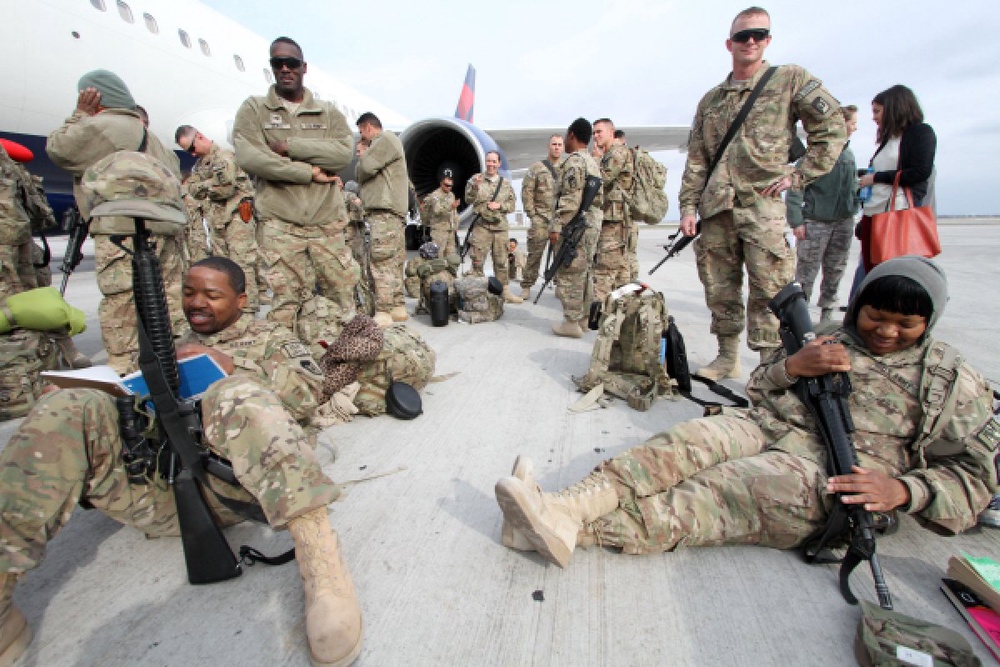 Американские военные на территории Центра транзитных перевозок ВВС США на базе "Манас". Фото РИА Новости©