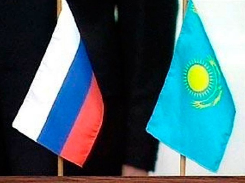 Государственные флаги России и Казахстана