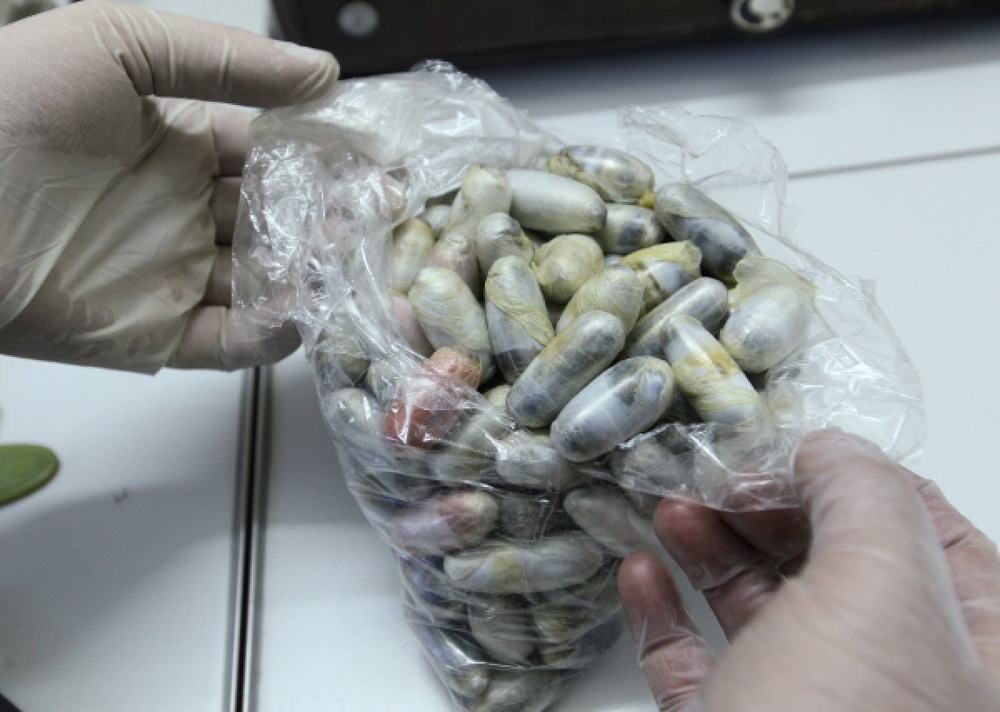 Контейнеры с изъятым наркотическим веществом. Фото ©РИА Новости
