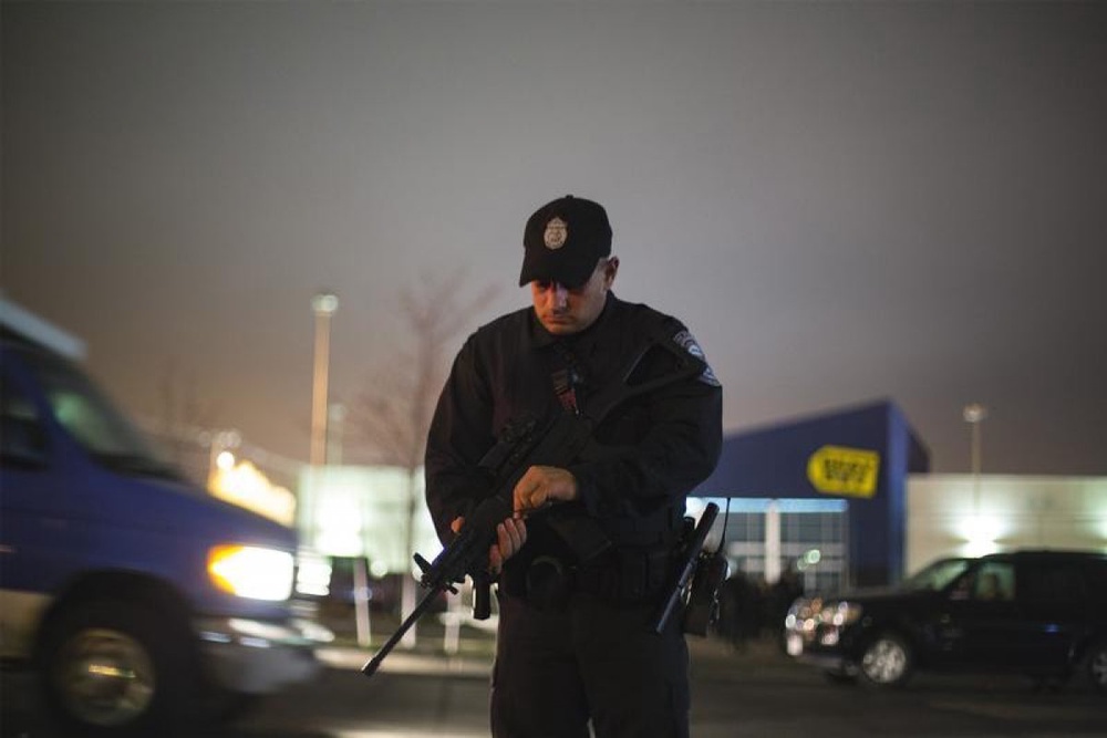 Сотрудник правоохранительных органов проверяет свою винтовку во время обыска подозреваемых во взрывах в Бостоне. Фото ©REUTERS