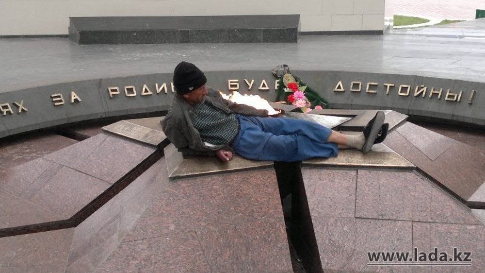 Бомж сидит на Мемориале Славы. Фото с сайта <a href="http://www.lada.kz." target="_blank">www.ЛАДА.kz.</a>
