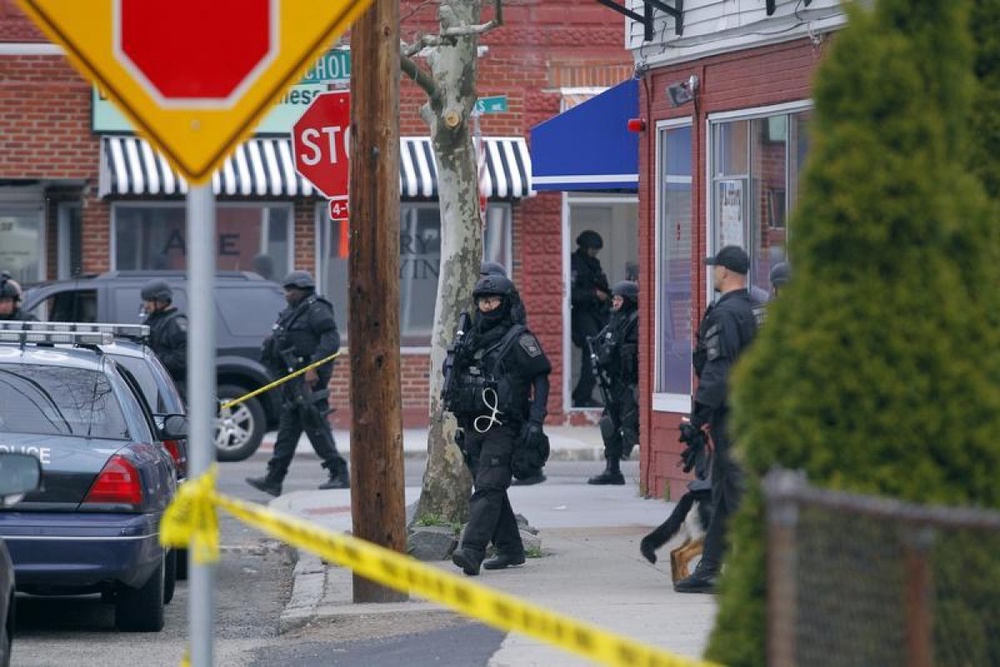 Полиция Бостона оцепила место предполагаемого нахождения подозреваемого в теракте. Фото ©REUTERS