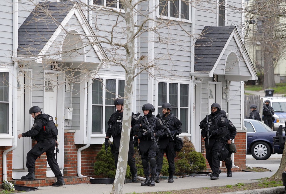 Полиция в блокированном пригороде Бостона Уотертаун. Фото ©REUTERS