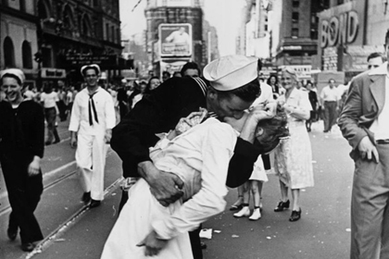 Фотография Альфреда Айзенштадта "Поцелуй на Таймс-сквер". 
