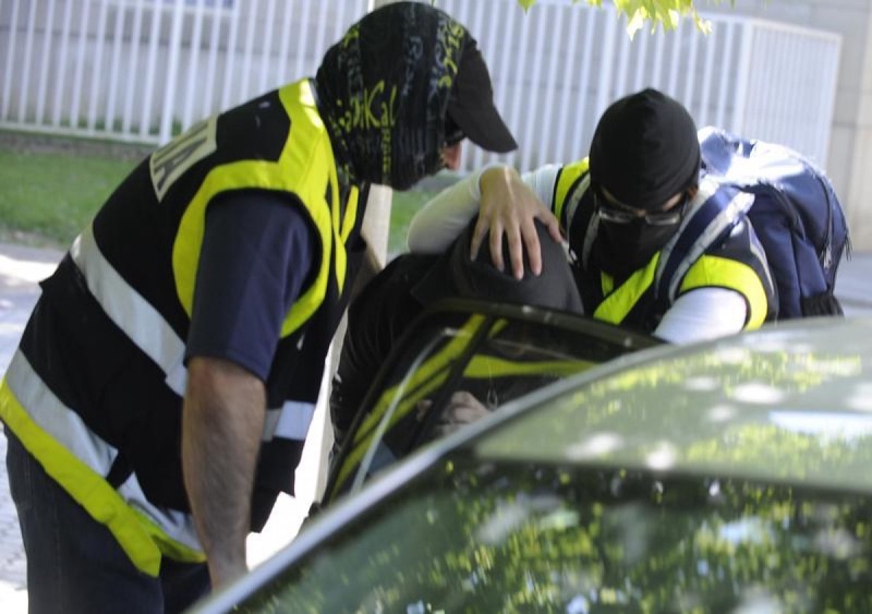 Испанские полицейские проводят задержание. Фото ©REUTERS