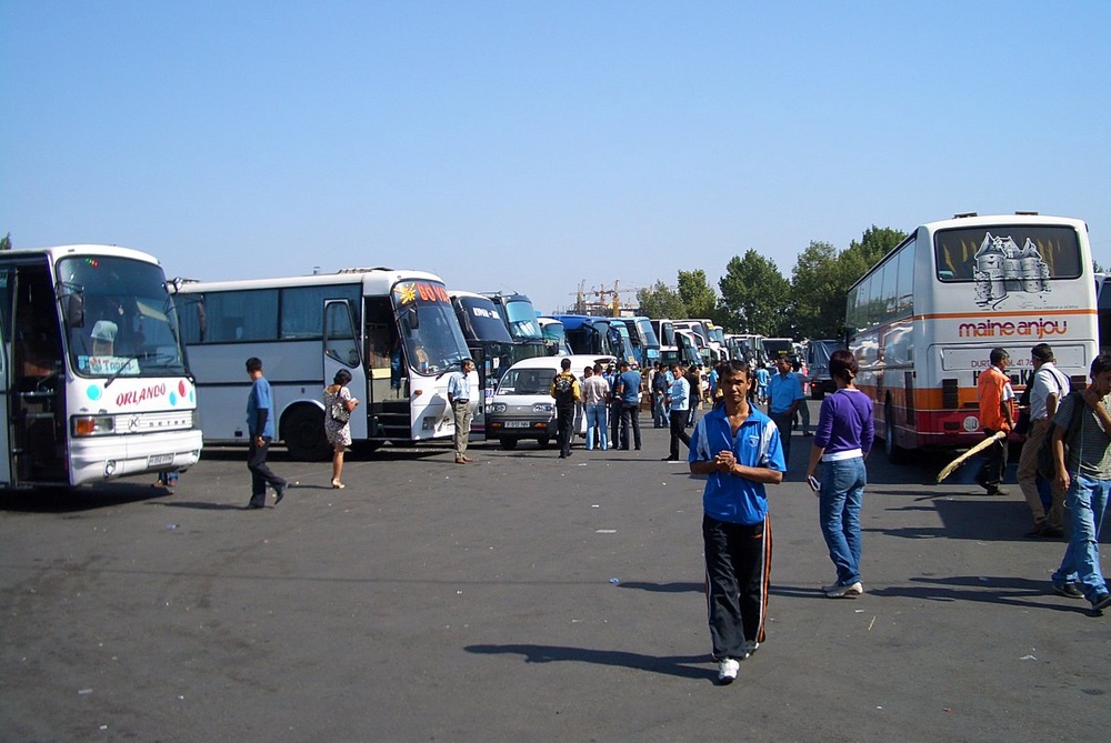 Автобусы близ автовокзала "Сайран". Фото с сайта dic.academic.ru
