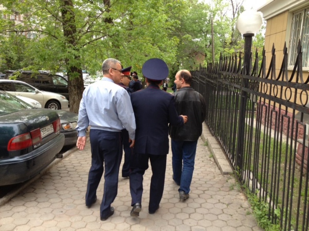 Полицейские уводят арестованного Цуканова. 