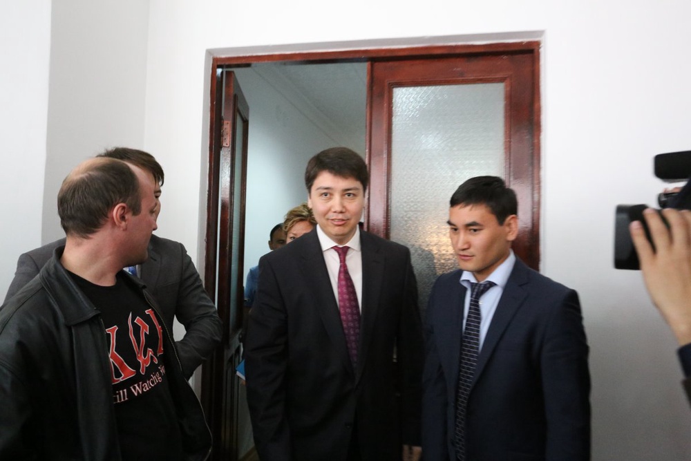 Министр труда и социальной защиты РК Серик Абденов  и Андрей Цуканов (слева). Фото ©Ярослав Радловский