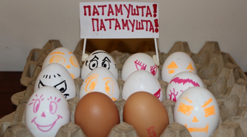 Те самые яйца, которые должны были попасть в министра Абденова. Фото Tengrinews.kz