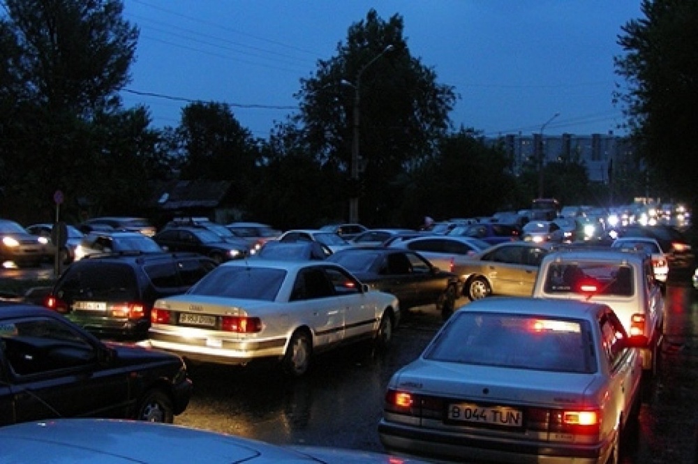 Пробка в Алматы. Фото с сайта auto.gazeta.kz 