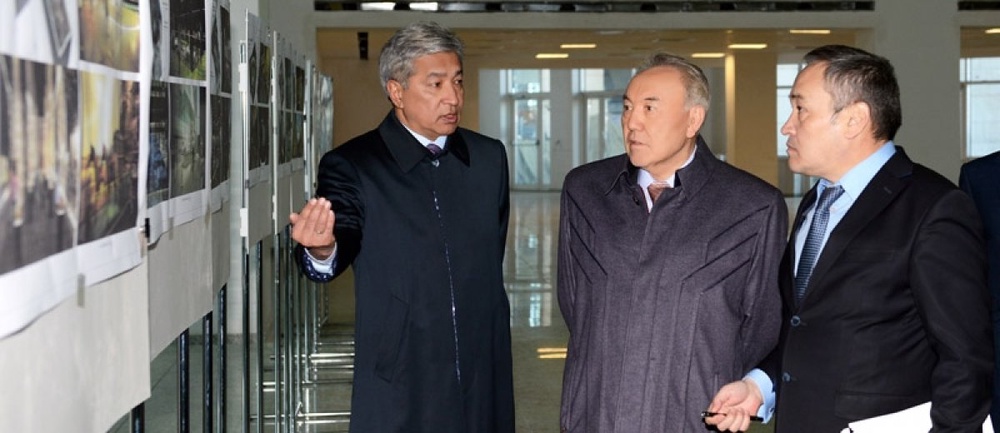 Президент Казахстана осматривает Музей истории. Фото Акорды