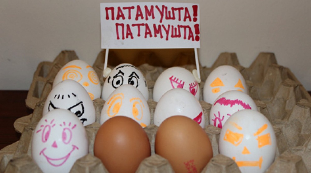 Те самые яйца, которые должны были попасть в министра Абденова. Фото ©Асемгуль Касенова
