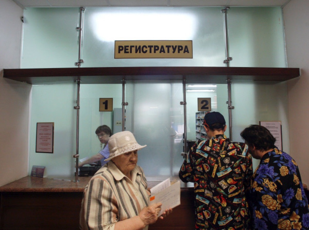 Пациенты у окна регистратуры в поликлинике. Фото РИА Новости©
