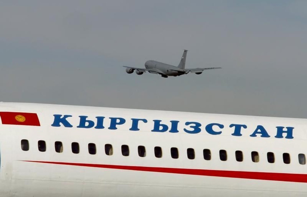 KC-135(на дальнем плане) при взлете с аэродрома "Манас" близ Бишкека. Фото REUTERS/Shamil Zhumatov©