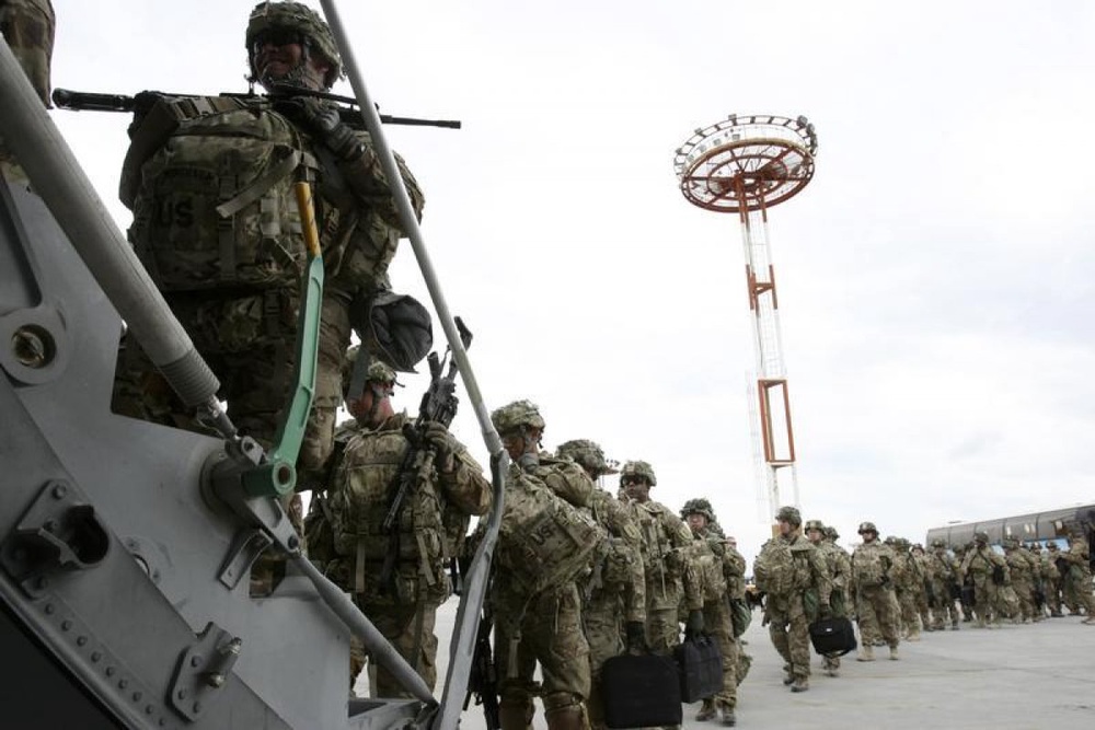 Американские солдаты на авиабазе "Манас" близ Бишкека. Фото REUTERS/Vladimir Pirogov©