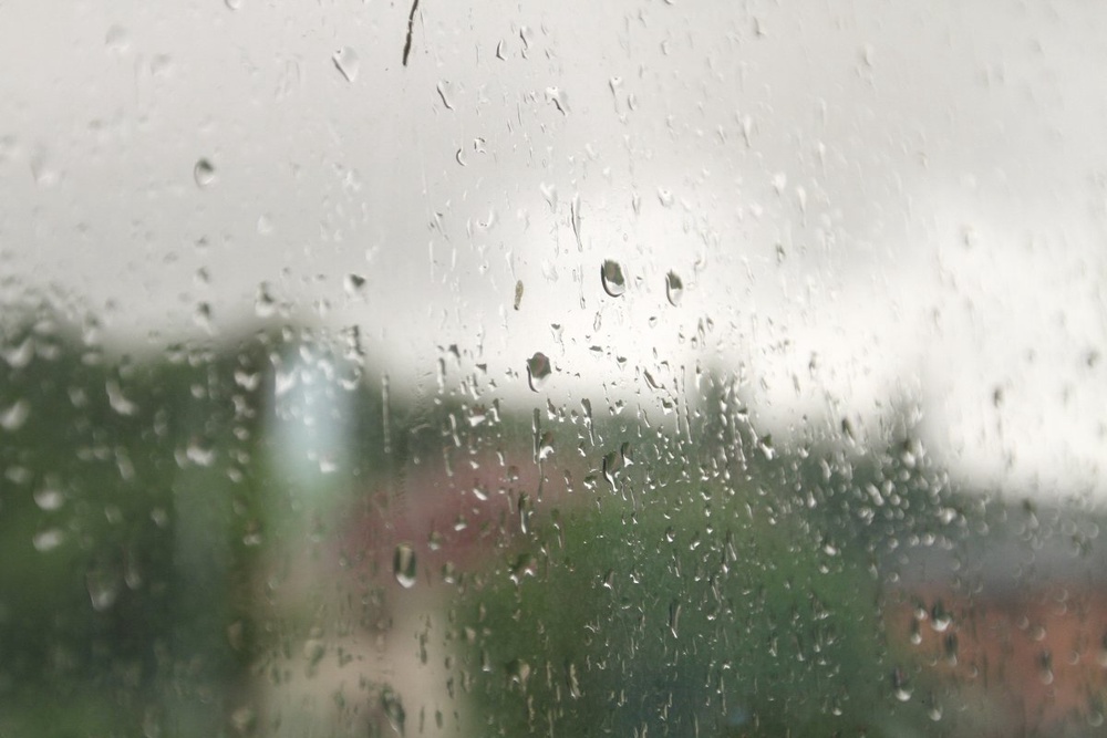 Капли дождя на оконных стеклах. Фото Tengrinews©