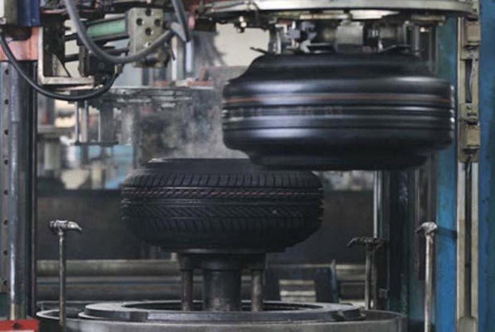 Производство шин на заводе Multistrada Arah Sarana. Фото с сайта solusimobil.com
