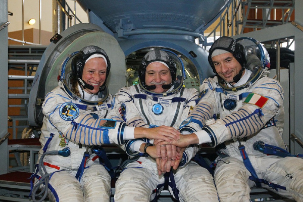 Космонавты Карен Найберг (НАСА, США), Федор Юрчихин (Роскосмос, Россия), Лука Пармитано (ЕКА, Италия) (слева направо). Фото ©РИА Новости