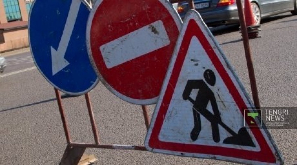 Знаки, указывающие ремонт дороги и объезд. Фото Даниал Окасов©