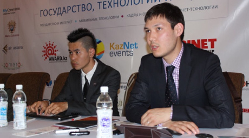 Руководитель проекта "Открытые данные" АО "НИТ" Диас Иралин (справа).